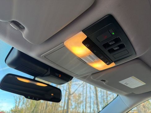 Used 2024 Mitsubishi Outlander 4WD Plug-In Hybrid image 18