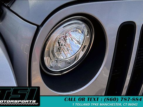 Used 2018 Jeep Wrangler Unlimited Sahara image 30