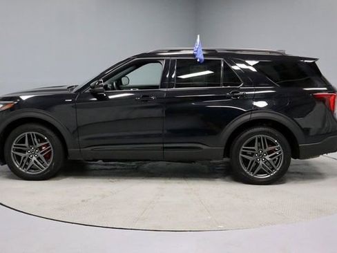 Used 2025 Ford Explorer ST-Line w/ ST-Line Street Pack image 8