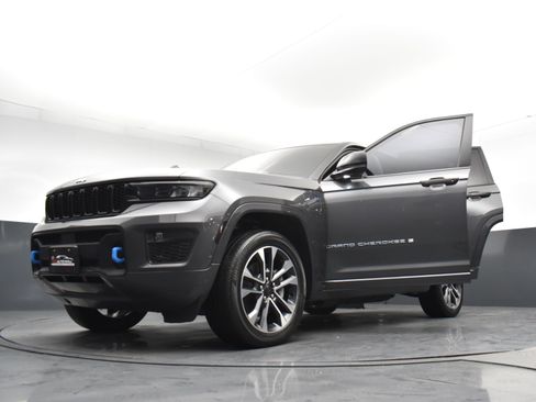 Used 2022 Jeep Grand Cherokee Overland w/ Luxury Tech Group IV AWD/4WD image 29