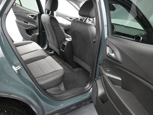 Used 2025 Chevrolet Trax LT FWD image 18