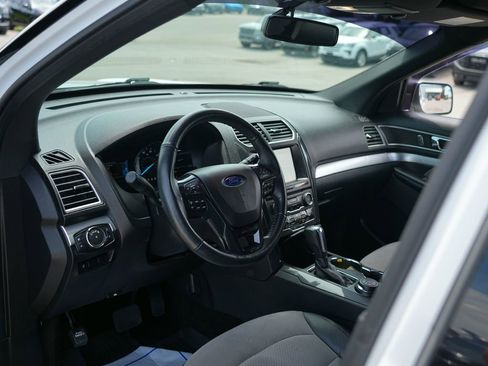 Used 2017 Ford Explorer XLT w/ Equipment Group 202A AWD/4WD image 18