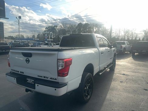 Used 2019 Nissan Titan SV w/ SV Convenience Package image 5