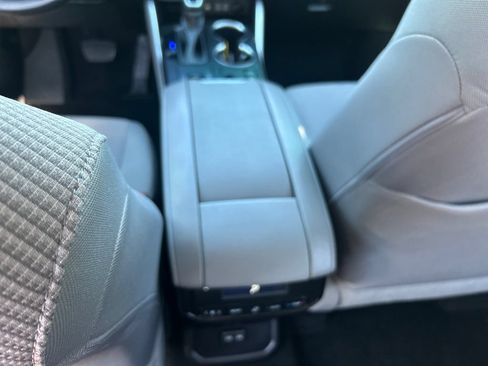 Used 2023 Toyota Highlander LE AWD/4WD image 24