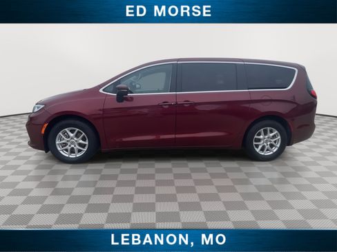 Used 2023 Chrysler Pacifica Touring-L FWD image 5