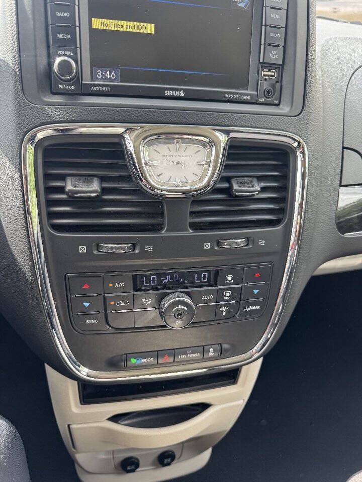 Used 2014 Chrysler Town & Country Touring FWD image 10
