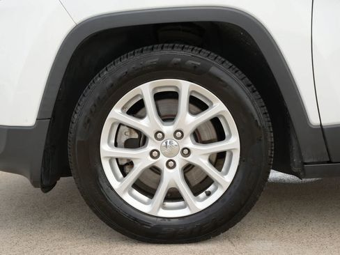 Used 2017 Jeep Cherokee Latitude w/ Comfort/Convenience Group FWD image 25