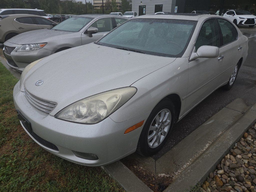 Used 2003 Lexus ES 330 w/ Premium Pkg FWD image 2