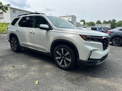 Used 2023 Honda Pilot Touring image 2