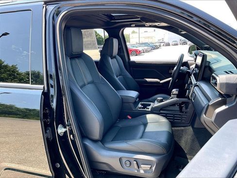 Used 2025 Toyota 4Runner Limited AWD/4WD image 10