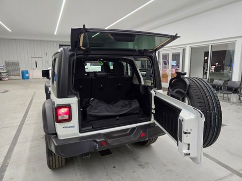 Used 2025 Jeep Wrangler Sport S image 41