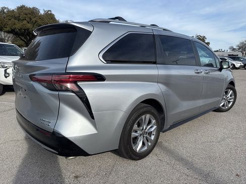Used 2023 Toyota Sienna Limited image 5