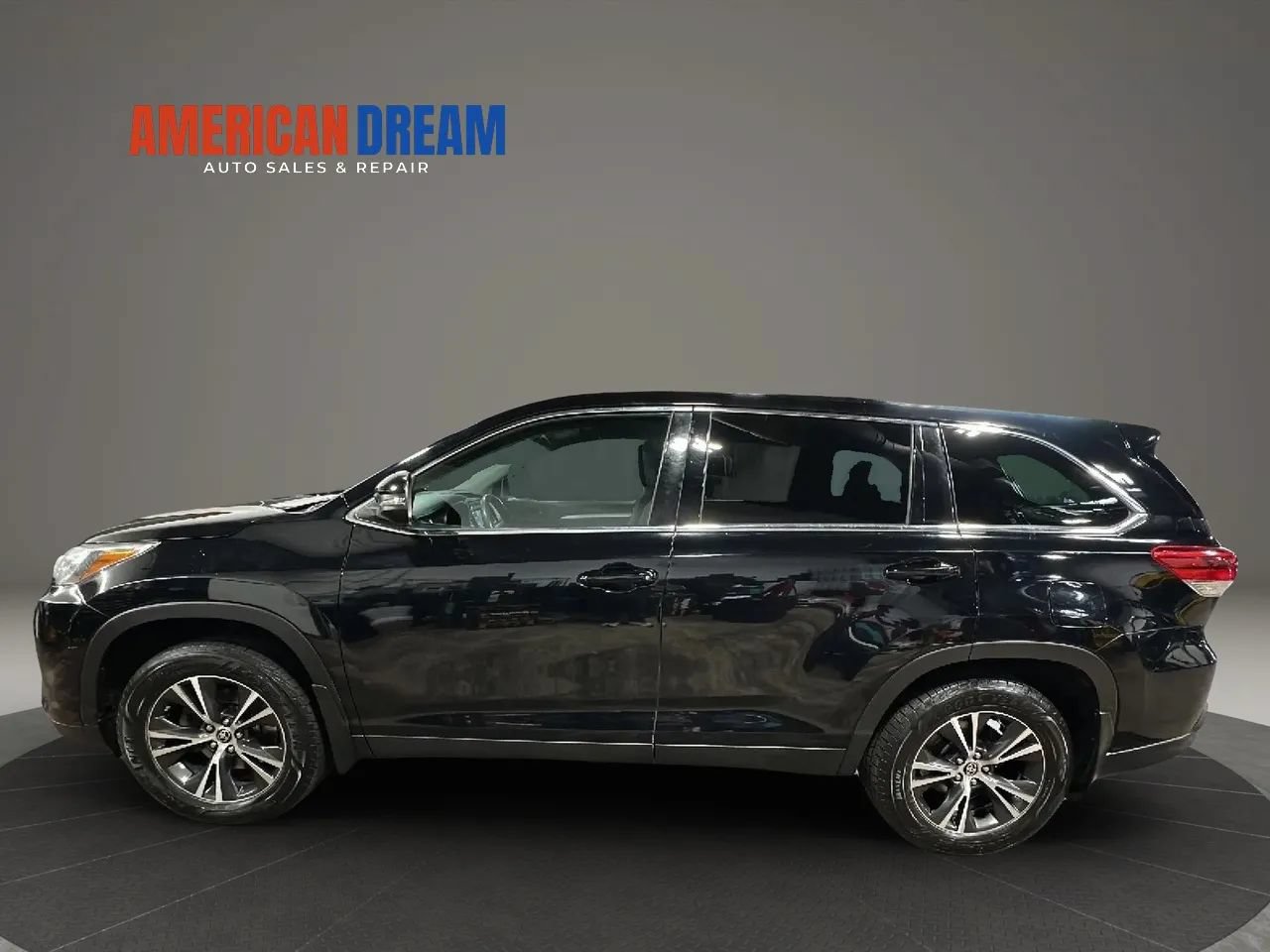 Used 2019 Toyota Highlander LE AWD/4WD image 2