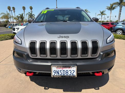 Used 2018 Jeep Cherokee Trailhawk w/ Cold Weather Group AWD/4WD image 2
