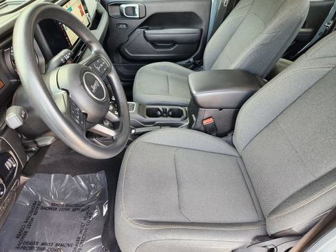 Used 2025 Jeep Gladiator Sport AWD/4WD image 4