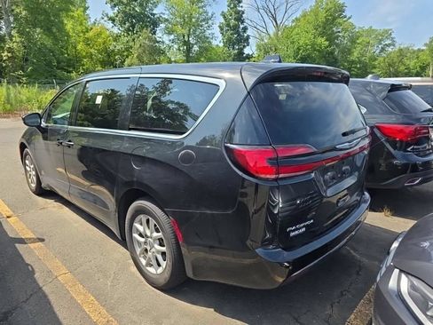 Used 2023 Chrysler Pacifica Touring-L FWD image 3