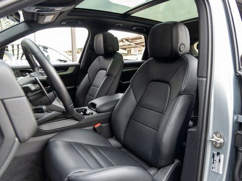 Certified 2025 Porsche Cayenne image 5