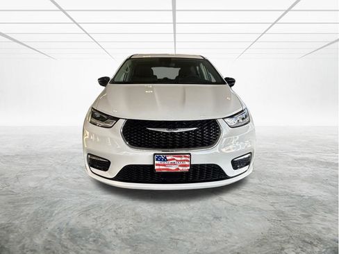 Used 2024 Chrysler Pacifica Touring-L image 8