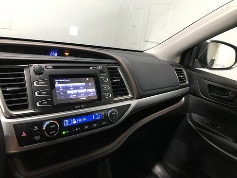 Used 2015 Toyota Highlander Plus AWD/4WD image 26
