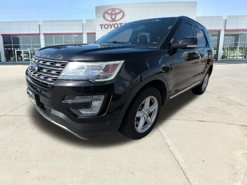 Used 2017 Ford Explorer XLT AWD/4WD image 7