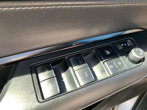 Used 2023 Toyota Venza LE AWD/4WD image 21