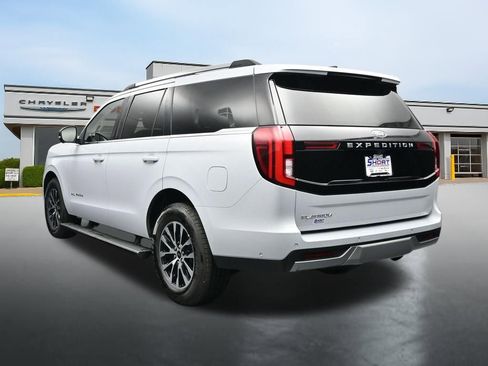 Used 2025 Ford Expedition Platinum AWD/4WD image 3