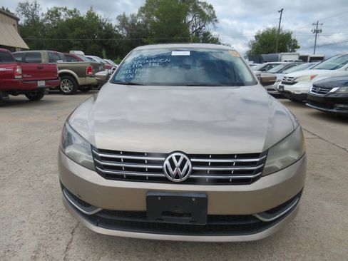 Used 2015 Volkswagen Passat TDI SE image 2