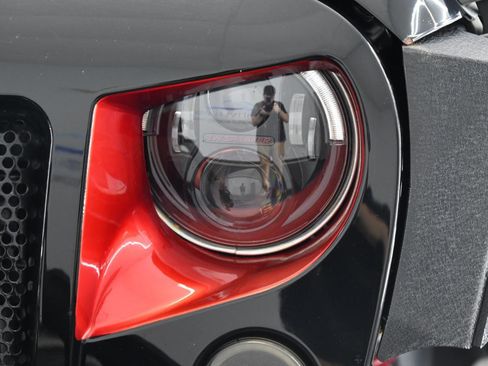 Used 2018 Jeep Wrangler Unlimited Rubicon w/ Cold Weather Group image 9