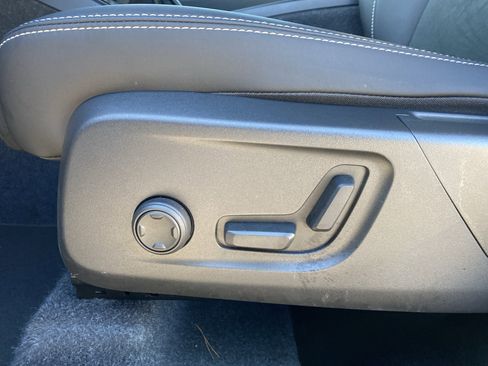 Used 2025 Volvo XC40 B5 Plus image 29