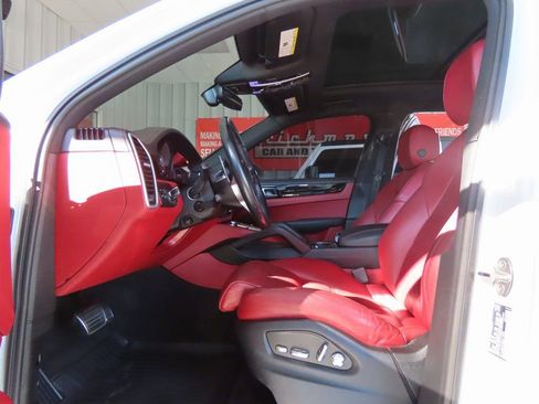 Used 2019 Porsche Cayenne image 2