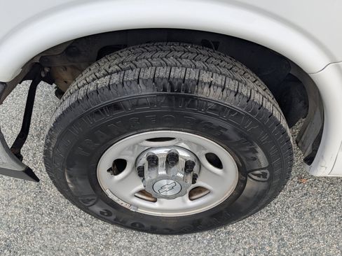 Used 2017 Chevrolet Express 2500 LT w/ LT Preferred Equipment Group image 12