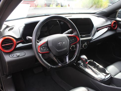 Used 2025 Chevrolet Trax RS FWD image 14