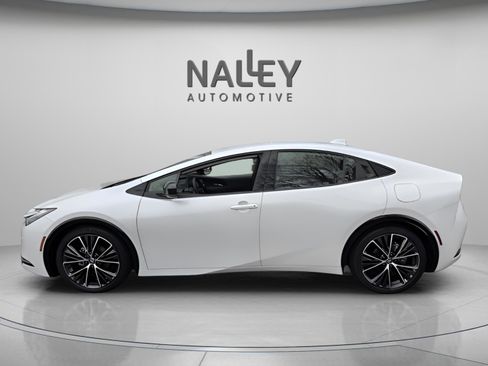 Used 2025 Toyota Prius XLE image 3