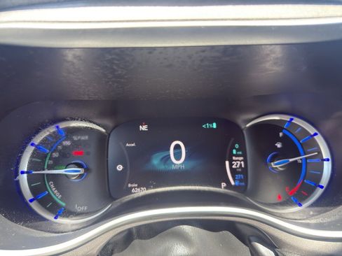 Used 2023 Chrysler Pacifica Touring-L FWD image 20