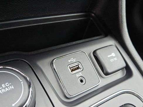 Used 2019 Jeep Cherokee Latitude Plus AWD/4WD image 24