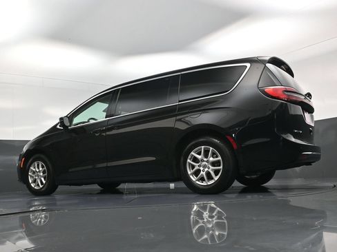 Used 2024 Chrysler Pacifica Touring-L FWD image 19
