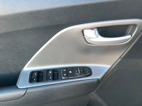 Certified 2022 Kia Niro LX image 11