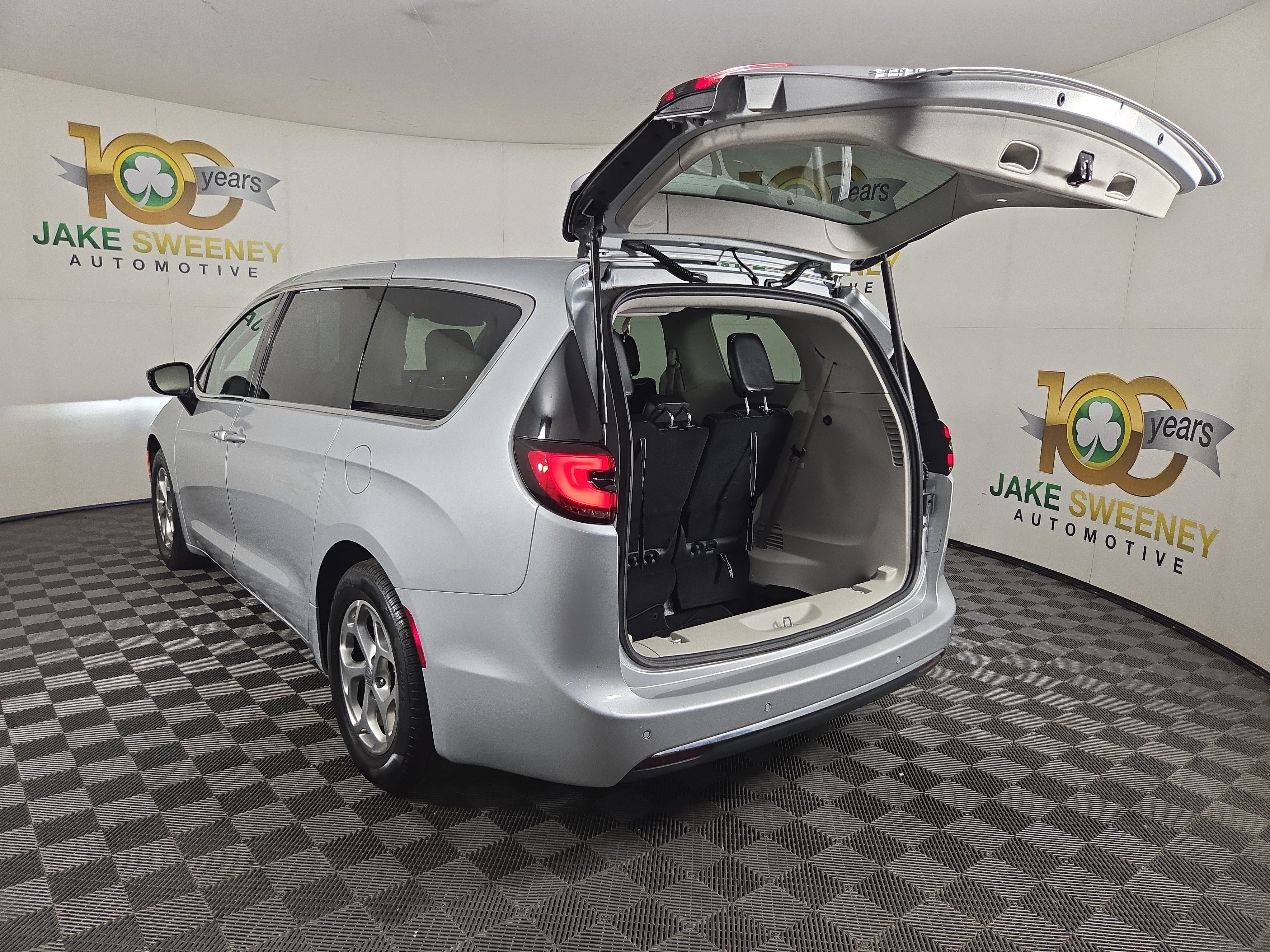 Used 2024 Chrysler Pacifica Limited FWD image 34
