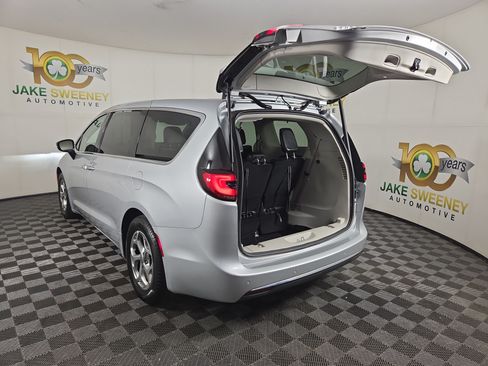 Used 2024 Chrysler Pacifica Limited FWD image 34