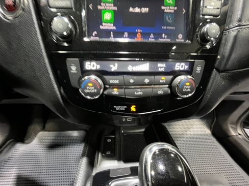 Used 2018 Nissan Rogue SL w/ Premium Package image 12