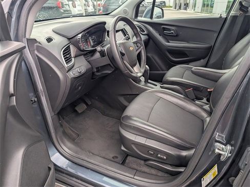 Used 2022 Chevrolet Trax LT w/ LT Convenience Package image 7