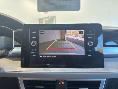 Used 2025 Volkswagen Taos SE w/ Panoramic Sunroof Package image 25