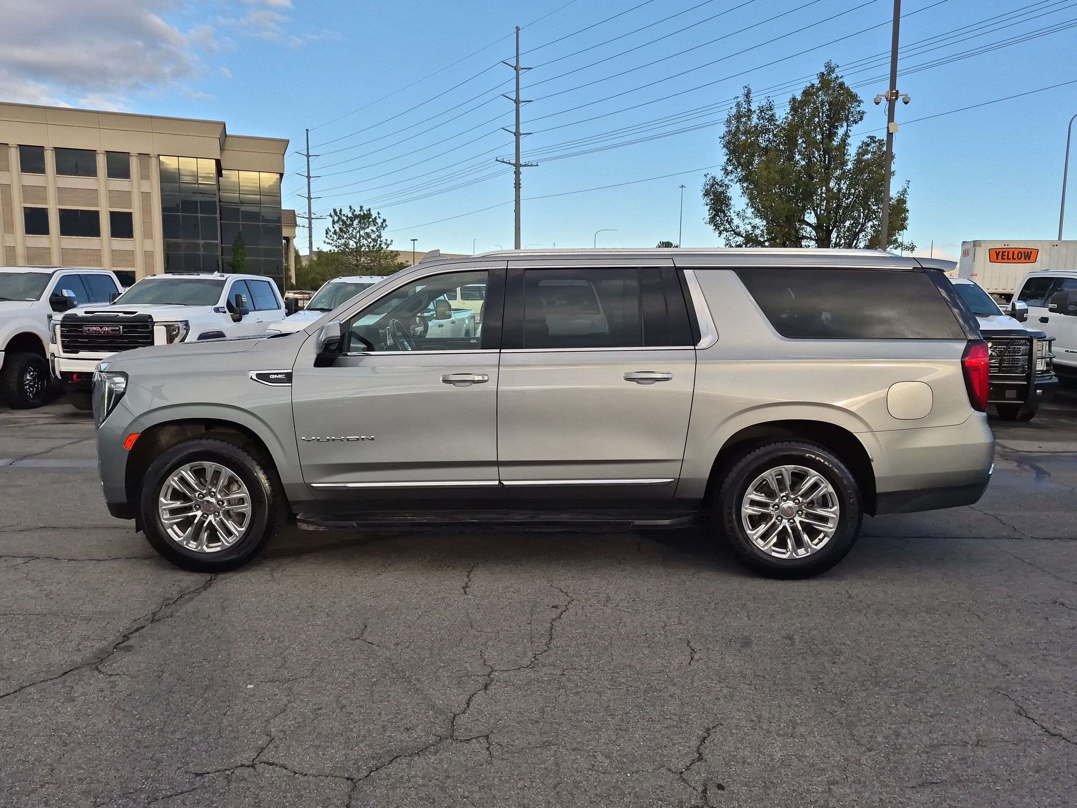 Used 2024 GMC Yukon XL SLT w/ SLT Luxury Package AWD/4WD image 10