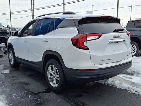 Used 2023 GMC Terrain SLE w/ Driver Convenience Package image 4