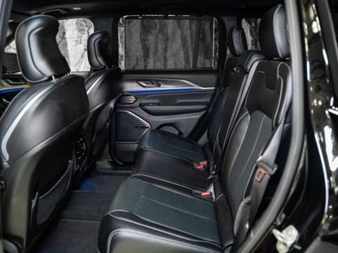 Used 2023 Jeep Grand Cherokee Overland w/ Luxury Tech Group IV image 10