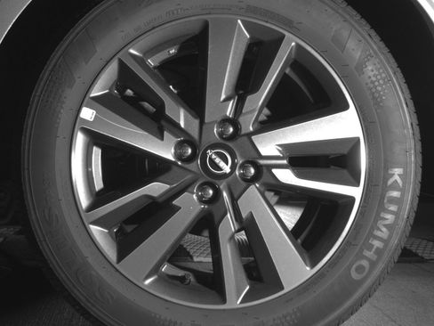 Used 2025 Nissan Versa SV FWD image 17