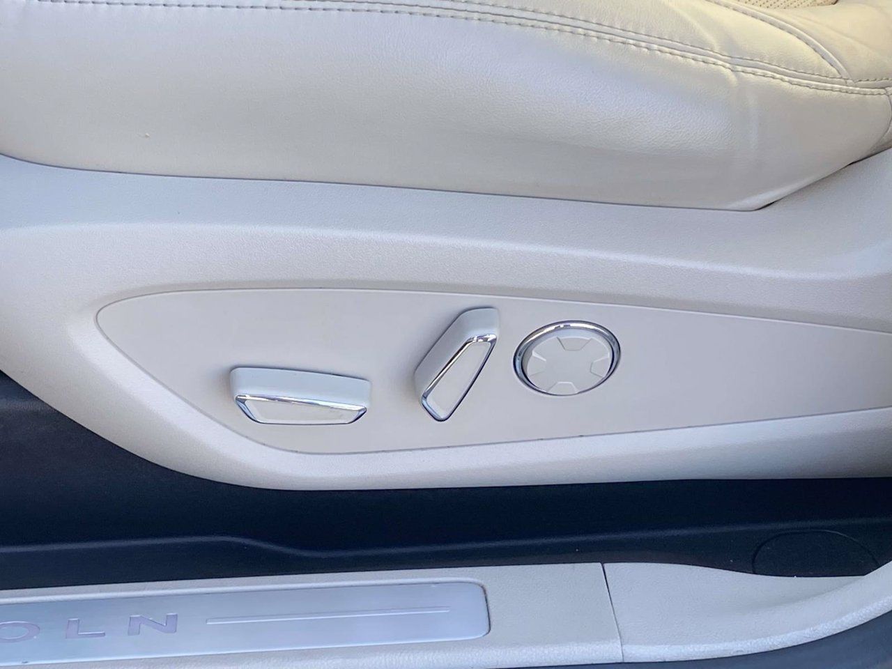 Used 2019 Lincoln MKC Reserve FWD image 26
