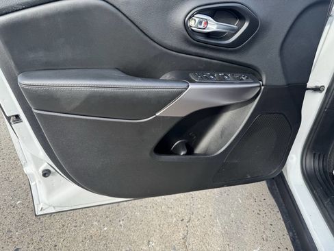 Used 2019 Jeep Cherokee Latitude w/ Cold Weather Group image 26