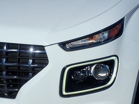 Used 2023 Hyundai Venue Limited image 7