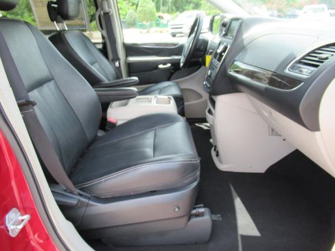 Used 2015 Chrysler Town & Country Touring FWD image 10